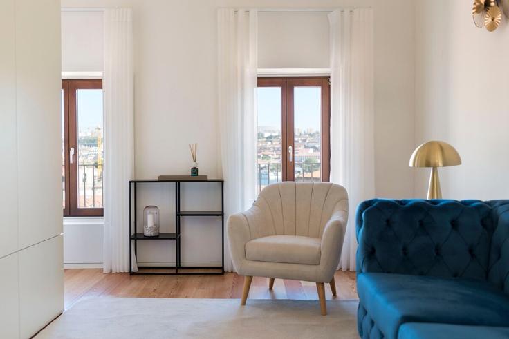 Salle de séjour élégante avec mobilier moderne dans un appartement à Building Rua do Monte dos Judeus - bnbird-homes-lda - 1555954 à União das freguesias de Cedofeita, Santo Ildefonso, Sé, Miragaia, São Nicolau e Vitória, Porto