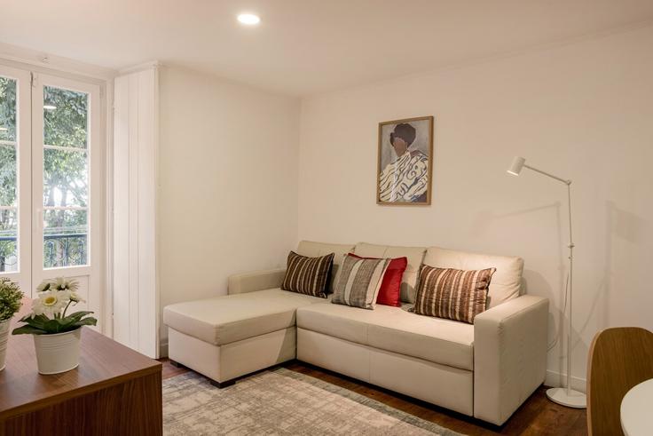 Elegante sala de estar con mobiliario moderno en un apartamento en Building Rua do Vigário - bnbird-homes-lda - 1556123 en Santa Maria Maior, Lisbon Elegante sala de estar con mobiliario moderno en un apartamento en Building Rua do Vigário - bnbird-homes-lda - 1556123 en Santa Maria Maior, Lisbon