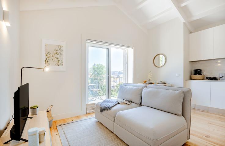 Elegant gestaltetes Wohnzimmer mit moderner Einrichtung in einer Wohnung im Building Rua do Pinheiro - bnbird-homes-lda - 1556075 in União das freguesias de Cedofeita, Santo Ildefonso, Sé, Miragaia, São Nicolau e Vitória, Porto Elegant gestaltetes Wohnzimmer mit moderner Einrichtung in einer Wohnung im Building Rua do Pinheiro - bnbird-homes-lda - 1556075 in União das freguesias de Cedofeita, Santo Ildefonso, Sé, Miragaia, São Nicolau e Vitória, Porto