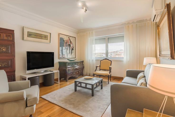 Misericórdia, Lisbon에 위치한 Building Avenida Dom Carlos I - bnbird-homes-lda - 1556257 유닛의 세련된 인테리어가 돋보이는 거실