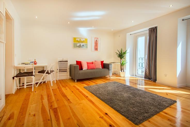 Elegant gestaltetes Wohnzimmer mit moderner Einrichtung in einer Wohnung im Building Travessa da Portuguesa - bnbird-homes-lda - 1556251 in Misericórdia, Lisbon Elegant gestaltetes Wohnzimmer mit moderner Einrichtung in einer Wohnung im Building Travessa da Portuguesa - bnbird-homes-lda - 1556251 in Misericórdia, Lisbon