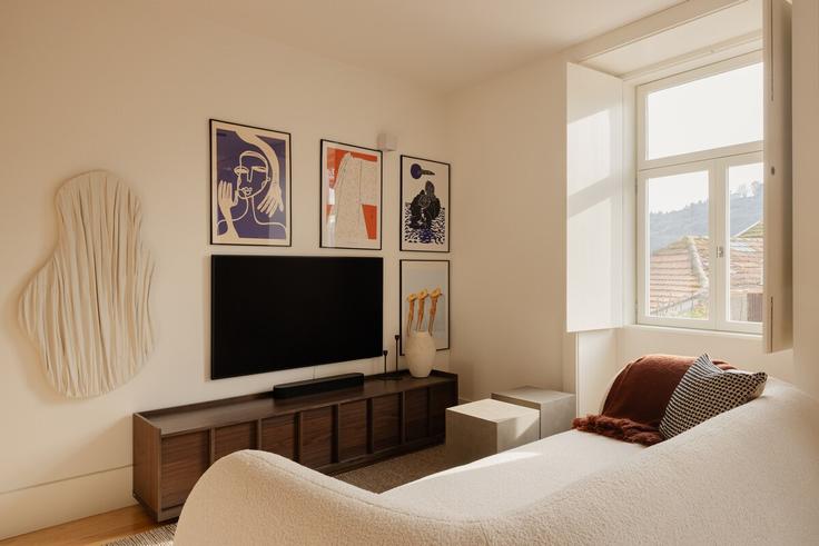 Salle de séjour élégante avec mobilier moderne dans un appartement à Building Escada dos Guindais - bnbird-homes-lda - 1555948 à União das freguesias de Cedofeita, Santo Ildefonso, Sé, Miragaia, São Nicolau e Vitória, Porto Salle de séjour élégante avec mobilier moderne dans un appartement à Building Escada dos Guindais - bnbird-homes-lda - 1555948 à União das freguesias de Cedofeita, Santo Ildefonso, Sé, Miragaia, São Nicolau e Vitória, Porto