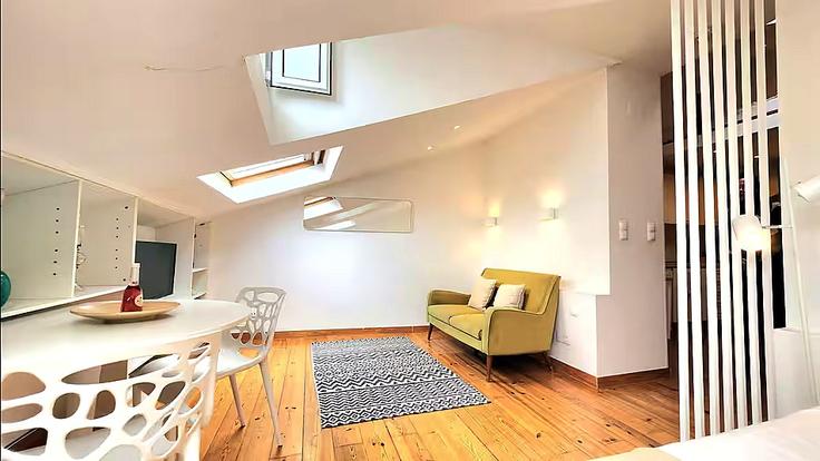 Salle de séjour élégante avec mobilier moderne dans un appartement à Building Largo dos Trigueiros - bnbird-homes-lda - 1573961 à Santa Maria Maior, Lisbon Salle de séjour élégante avec mobilier moderne dans un appartement à Building Largo dos Trigueiros - bnbird-homes-lda - 1573961 à Santa Maria Maior, Lisbon