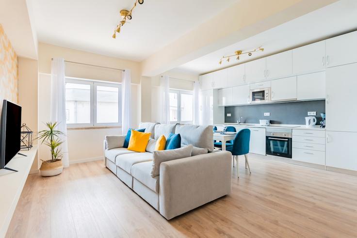 Sala de estar elegantemente projetada com móveis modernos em um apartamento no Building Rua Carlos Luz - bnbird-homes-lda - 1556014 em Oeiras, Paço de Arcos & Caxias, Paço de Arcos