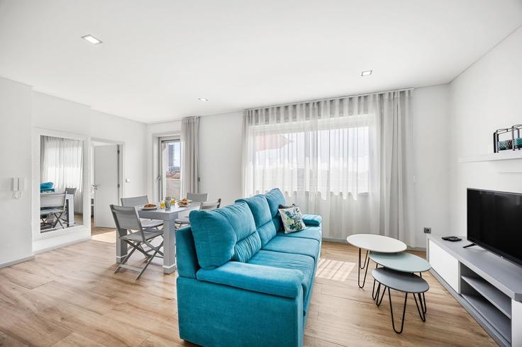 União das freguesias de Cedofeita, Santo Ildefonso, Sé, Miragaia, São Nicolau e Vitória, Porto에 위치한 Building Rua de Dom João IV - bnbird-homes-lda - 1555858 유닛의 세련된 인테리어가 돋보이는 거실 União das freguesias de Cedofeita, Santo Ildefonso, Sé, Miragaia, São Nicolau e Vitória, Porto에 위치한 Building Rua de Dom João IV - bnbird-homes-lda - 1555858 유닛의 세련된 인테리어가 돋보이는 거실