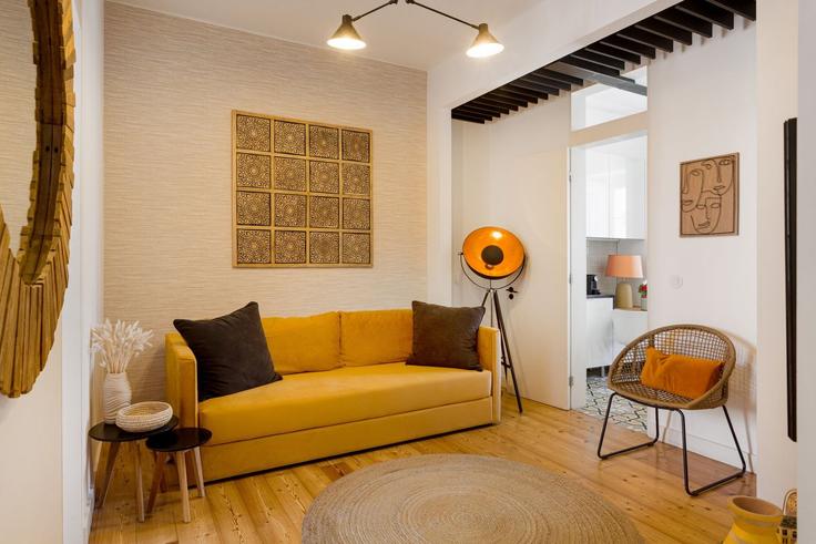 Elegante sala de estar con mobiliario moderno en un apartamento en Building Rua do Sol à Graça no 24, Lisboa, Portugal - bnbird-homes-lda - 1580606 en São Vicente, Lisbon Elegante sala de estar con mobiliario moderno en un apartamento en Building Rua do Sol à Graça no 24, Lisboa, Portugal - bnbird-homes-lda - 1580606 en São Vicente, Lisbon