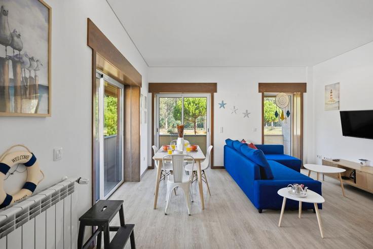 Elegante sala de estar con mobiliario moderno en un apartamento en Building Rua Brigadeiro Pinho Freire 42 H, Ovar, Portugal - bnbird-homes-lda - 1639370 en União das freguesias de Ovar, São João, Arada e São Vicente de Pereira Jusã, Ovar Elegante sala de estar con mobiliario moderno en un apartamento en Building Rua Brigadeiro Pinho Freire 42 H, Ovar, Portugal - bnbird-homes-lda - 1639370 en União das freguesias de Ovar, São João, Arada e São Vicente de Pereira Jusã, Ovar