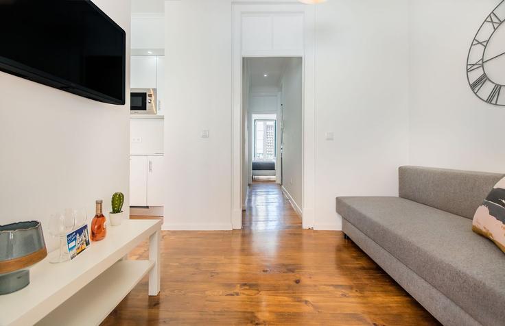 Elegante sala de estar con mobiliario moderno en un apartamento en Building Rua das Olarias - bnbird-homes-lda - 1556199 en São Vicente, Lisbon Elegante sala de estar con mobiliario moderno en un apartamento en Building Rua das Olarias - bnbird-homes-lda - 1556199 en São Vicente, Lisbon