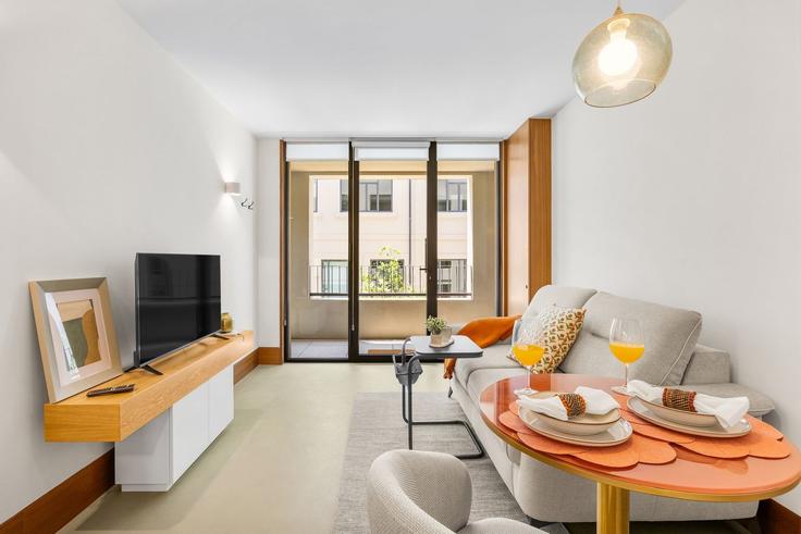 Sala de estar elegantemente projetada com móveis modernos em um apartamento no Building Rua de Sacadura Cabral - bnbird-homes-lda - 1573217 em União das freguesias de Cedofeita, Santo Ildefonso, Sé, Miragaia, São Nicolau e Vitória, Porto
