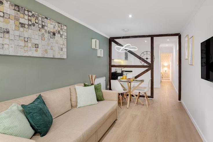 Elegante sala de estar con mobiliario moderno en un apartamento en Building Calçada do Cascão - bnbird-homes - 1256688 - LIS en São Vicente, Lisbon