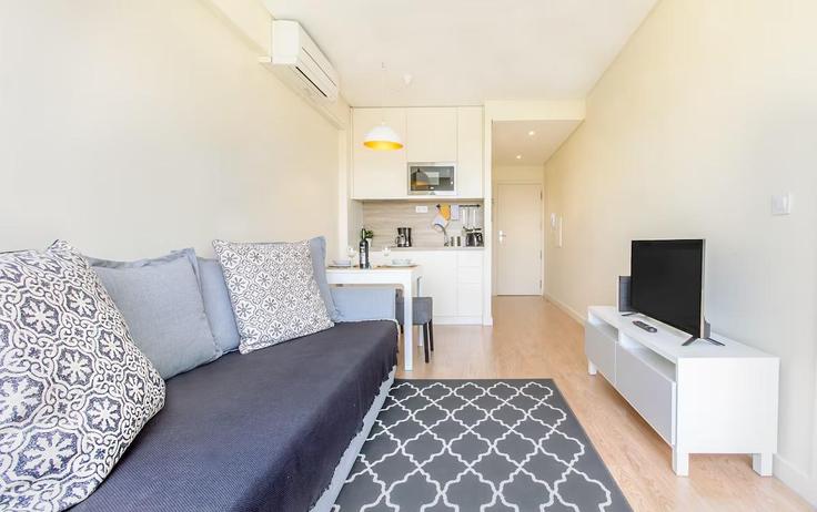 Salle de séjour élégante avec mobilier moderne dans un appartement à Building Rua de Gonçalo Cristóvão - bnbird-homes - 1256422 - LIS à União das freguesias de Cedofeita, Santo Ildefonso, Sé, Miragaia, São Nicolau e Vitória, Porto