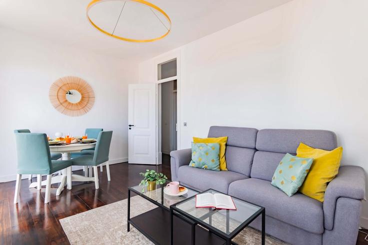 Elegante sala de estar con mobiliario moderno en un apartamento en Building Rua Ilha Terceira - bnbird-homes - 1292116 - LIS en Arroios, Lisbon Elegante sala de estar con mobiliario moderno en un apartamento en Building Rua Ilha Terceira - bnbird-homes - 1292116 - LIS en Arroios, Lisbon