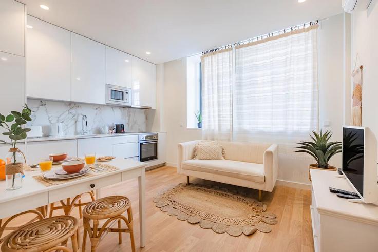 Porto União das freguesias de Cedofeita, Santo Ildefonso, Sé, Miragaia, São Nicolau e VitóriaのBuilding Rua do Paraíso - bnbird-homes - 1256703 - LISのアパートメントにある、モダンな家具を備えたエレガントなデザインのリビングルーム Porto União das freguesias de Cedofeita, Santo Ildefonso, Sé, Miragaia, São Nicolau e VitóriaのBuilding Rua do Paraíso - bnbird-homes - 1256703 - LISのアパートメントにある、モダンな家具を備えたエレガントなデザインのリビングルーム