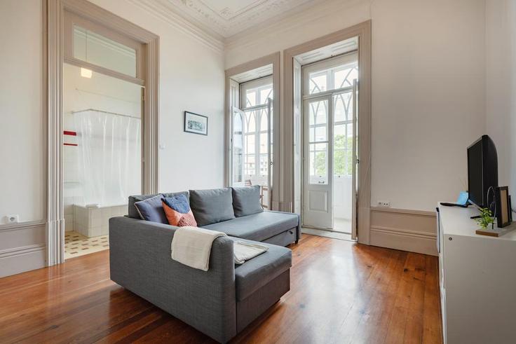 Elegant gestaltetes Wohnzimmer mit moderner Einrichtung in einer Wohnung im Building Rua de Álvares Cabral - bnbird-homes - 1256381 - LIS in União das freguesias de Cedofeita, Santo Ildefonso, Sé, Miragaia, São Nicolau e Vitória, Porto
