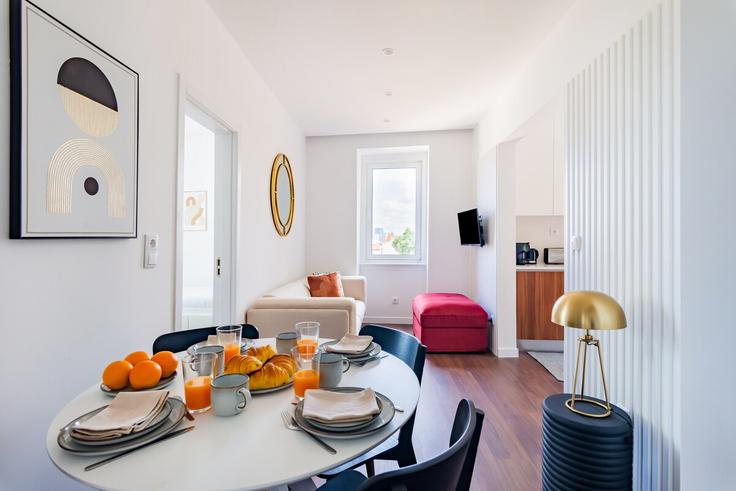 Penha de França, Lisbon에 위치한 Building Rua Cidade de Cardiff - bnbird-homes - 1256391 - LIS 아파트의 세련된 인테리어가 돋보이는 거실