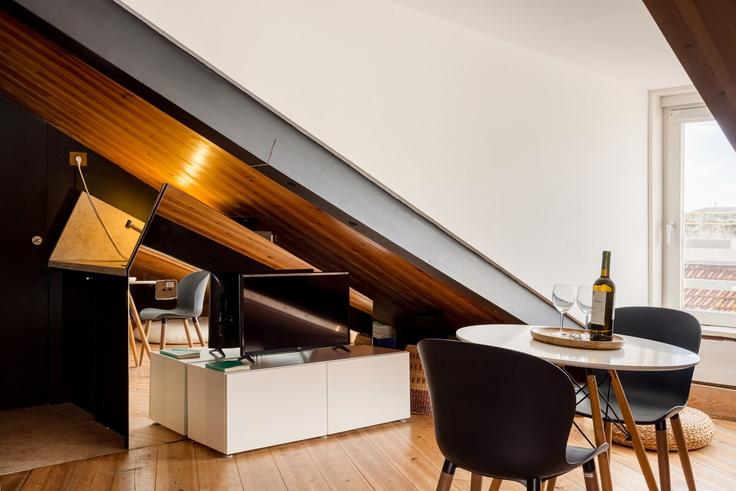 Elegant gestaltetes Wohnzimmer mit moderner Einrichtung in einer Wohnung im Building Largo Santo António da Sé - bnbird-homes - 1388362 in Santa Maria Maior, Lisbon