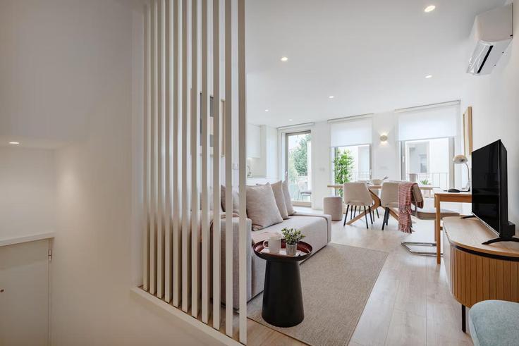Sala de estar elegantemente projetada com móveis modernos em um apartamento no Building Rua da Boavista - bnbird-homes - 1256682 - LIS em União das freguesias de Cedofeita, Santo Ildefonso, Sé, Miragaia, São Nicolau e Vitória, Porto Sala de estar elegantemente projetada com móveis modernos em um apartamento no Building Rua da Boavista - bnbird-homes - 1256682 - LIS em União das freguesias de Cedofeita, Santo Ildefonso, Sé, Miragaia, São Nicolau e Vitória, Porto