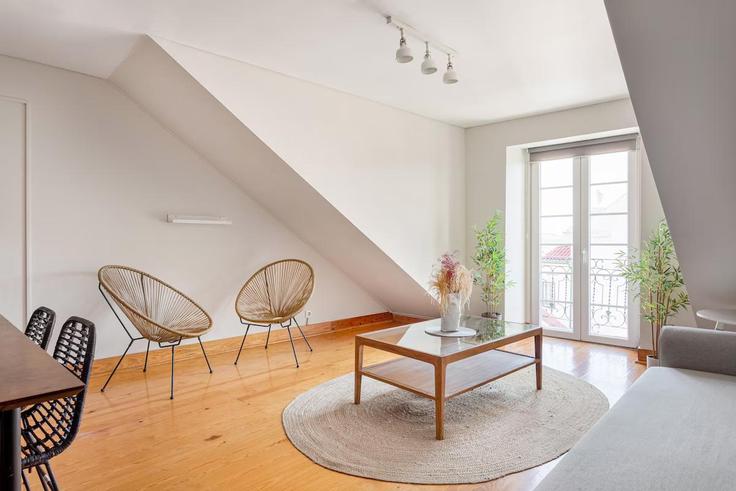 Estrela, Lisbon 소재 Building Rua Presidente Arriaga - bnbird-homes - 1371784 유닛에 마련된, 현대적인 가구로 꾸며진 우아한 디자인의 거실 Estrela, Lisbon 소재 Building Rua Presidente Arriaga - bnbird-homes - 1371784 유닛에 마련된, 현대적인 가구로 꾸며진 우아한 디자인의 거실