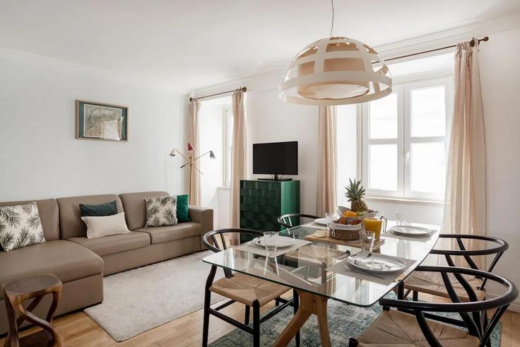 Lisbon MisericórdiaのBuilding Rua da Barroca - bnbird-homes - 1317356のアパートメントにある、モダンな家具を備えたエレガントなデザインのリビングルーム
