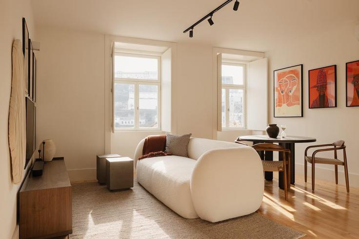 União das freguesias de Cedofeita, Santo Ildefonso, Sé, Miragaia, São Nicolau e Vitória, Porto에 위치한 Building Escada dos Guindais - bnbird-homes - 1256558 - LIS 아파트의 세련된 인테리어가 돋보이는 거실 União das freguesias de Cedofeita, Santo Ildefonso, Sé, Miragaia, São Nicolau e Vitória, Porto에 위치한 Building Escada dos Guindais - bnbird-homes - 1256558 - LIS 아파트의 세련된 인테리어가 돋보이는 거실