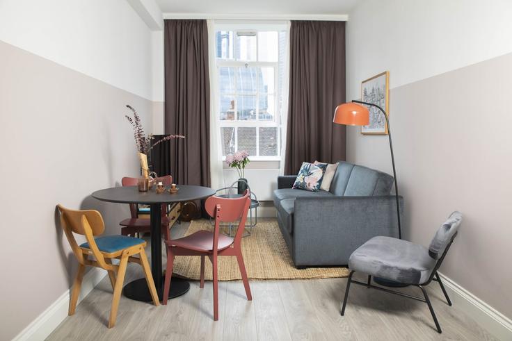 Elegante sala de estar con mobiliario moderno en un apartamento en Building Commercial Street - bob-w-london-spitalfields - 1602313 en London Borough of Tower Hamlets, London Elegante sala de estar con mobiliario moderno en un apartamento en Building Commercial Street - bob-w-london-spitalfields - 1602313 en London Borough of Tower Hamlets, London