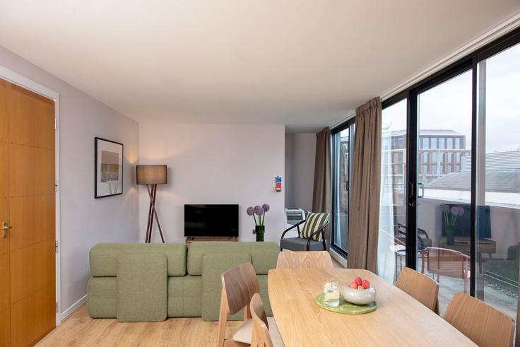 Sala de estar elegantemente projetada com móveis modernos em um apartamento no Building Watling Street - bob-w-london-st-pauls - 1602220 em City of London, London Sala de estar elegantemente projetada com móveis modernos em um apartamento no Building Watling Street - bob-w-london-st-pauls - 1602220 em City of London, London