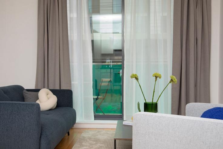 Elegantly designed living room with modern furnishings in an apartment at Building Chambers Street - bob-w-london-tower-hill-residences - 1602323 in London Borough of Tower Hamlets, London Elegantly designed living room with modern furnishings in an apartment at Building Chambers Street - bob-w-london-tower-hill-residences - 1602323 in London Borough of Tower Hamlets, London