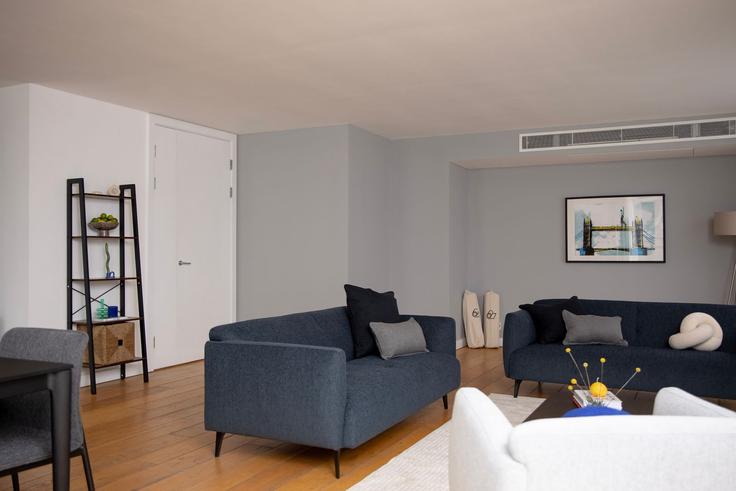 Sala de estar elegantemente projetada com móveis modernos em um apartamento no Building Chambers Street - bob-w-london-tower-hill-residences - 1602326 em London Borough of Tower Hamlets, London Sala de estar elegantemente projetada com móveis modernos em um apartamento no Building Chambers Street - bob-w-london-tower-hill-residences - 1602326 em London Borough of Tower Hamlets, London