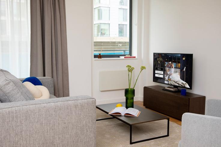 Building Chambers Street - bob-w-london-tower-hill-residences - 1602322 adresindeki bir dairede modern mobilyalarla zarif bir şekilde tasarlanmış oturma odası London Borough of Tower Hamlets, London
