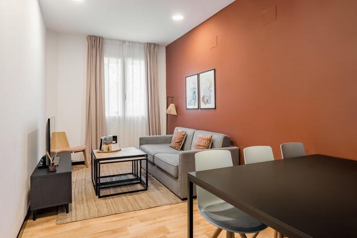 Madrid ArganzuelaのBuilding Calle de Fray Luis de León - bobwarte - 1058327のアパートメントにある、モダンな家具を備えたエレガントなデザインのリビングルーム