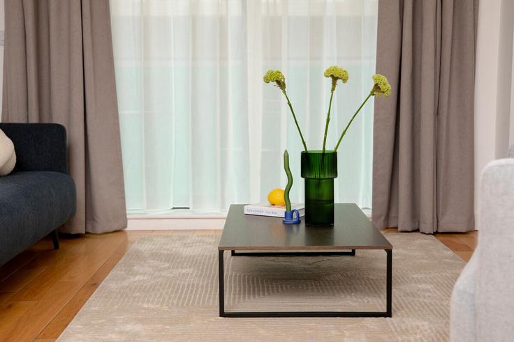 Elegant gestaltetes Wohnzimmer mit moderner Einrichtung in einer Wohnung im Building Chamber Street - bobwtowerhillresidences - 1058333 in London Borough of Tower Hamlets, London