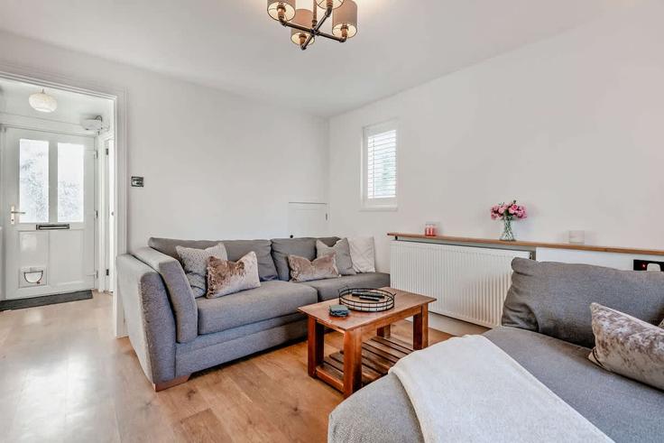 Elegante sala de estar con mobiliario moderno en un apartamento en Building Burley Road - bond-holiday-lets-ltd - 1589872 en New Forest District, Christchurch Elegante sala de estar con mobiliario moderno en un apartamento en Building Burley Road - bond-holiday-lets-ltd - 1589872 en New Forest District, Christchurch