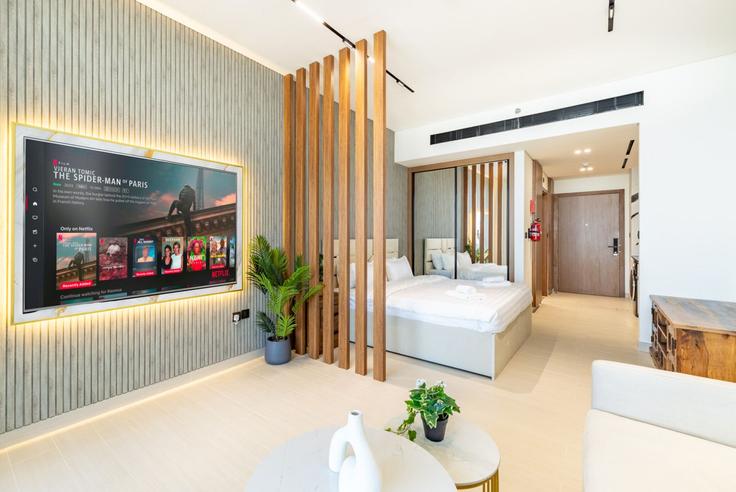 Salle de séjour élégante avec mobilier moderne dans un appartement à Building Marasi Drive - book-my-stay-holiday-homes-llc - 1288582 - DXB à Business Bay, Dubai