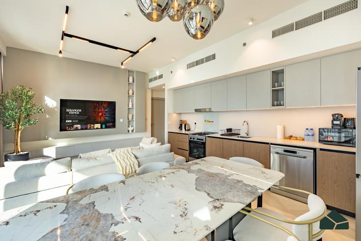 Sala de estar elegantemente projetada com móveis modernos em um apartamento no Building Tariaq Bedon Esm - book-my-stay-holiday-homes-llc - 1303101 em Al Kheeran First, Dubai