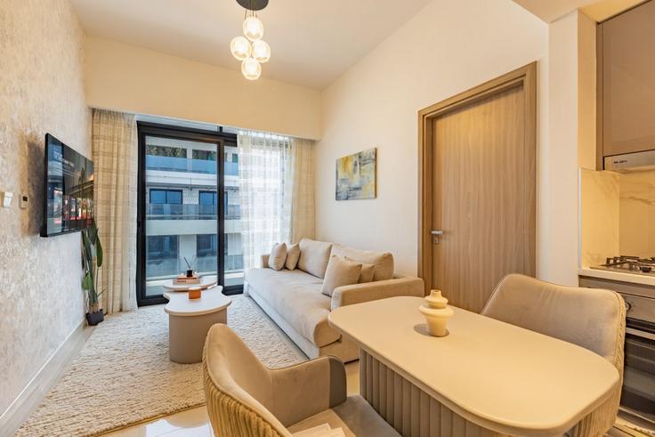 Nad Al Sheba, Dubai 소재 Building Tariaq Bedon Esm - book-my-stay-holiday-homes-llc - 1288586 유닛에 마련된, 현대적인 가구로 꾸며진 우아한 디자인의 거실 Nad Al Sheba, Dubai 소재 Building Tariaq Bedon Esm - book-my-stay-holiday-homes-llc - 1288586 유닛에 마련된, 현대적인 가구로 꾸며진 우아한 디자인의 거실