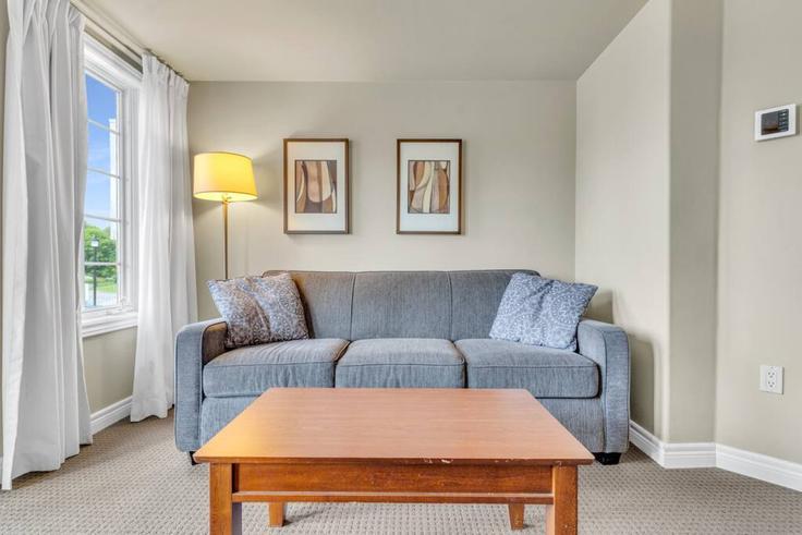 Elegante sala de estar con mobiliario moderno en un apartamento en Building Highland Drive - booked-hosts-rental-management - 1368866 en Shanty Bay, Shanty Bay