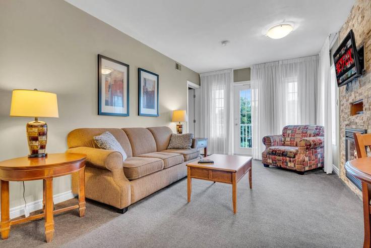 Elegante sala de estar con mobiliario moderno en un apartamento en Building Highland Drive - booked-hosts-rental-management - 1368868 en Shanty Bay, Shanty Bay