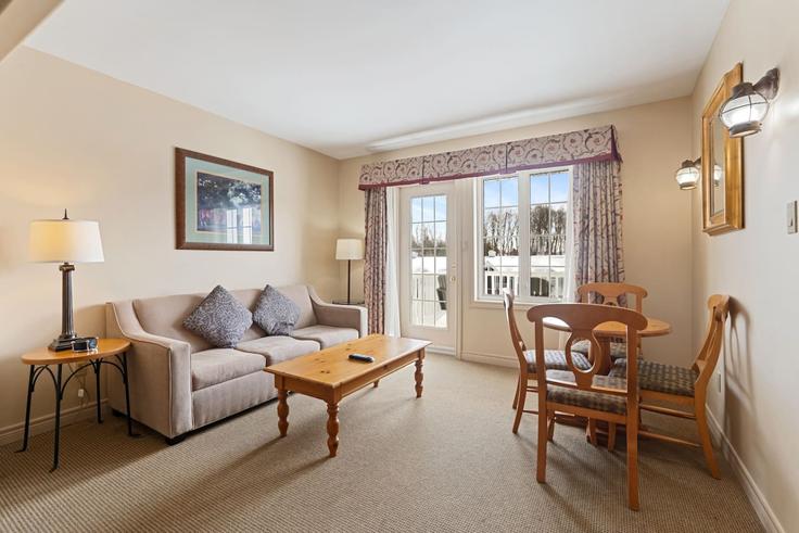 Elegante sala de estar con mobiliario moderno en un apartamento en Building Highland Drive - booked-hosts-rental-management - 1368879 en Shanty Bay, Shanty Bay