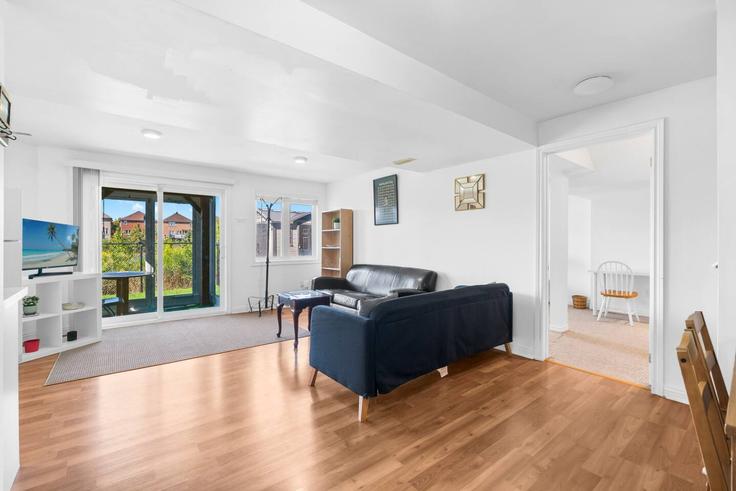 Elegante sala de estar con mobiliario moderno en un apartamento en Building Staines Road - booked-hosts-rental-management - 1368888 en Scarborough, Toronto
