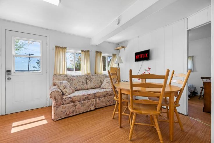 Bailieboro BailieboroのBuilding Silver Leaf Drive - booked-hosts-rental-management - 1542329のアパートメントにある、モダンな家具を備えたエレガントなデザインのリビングルーム