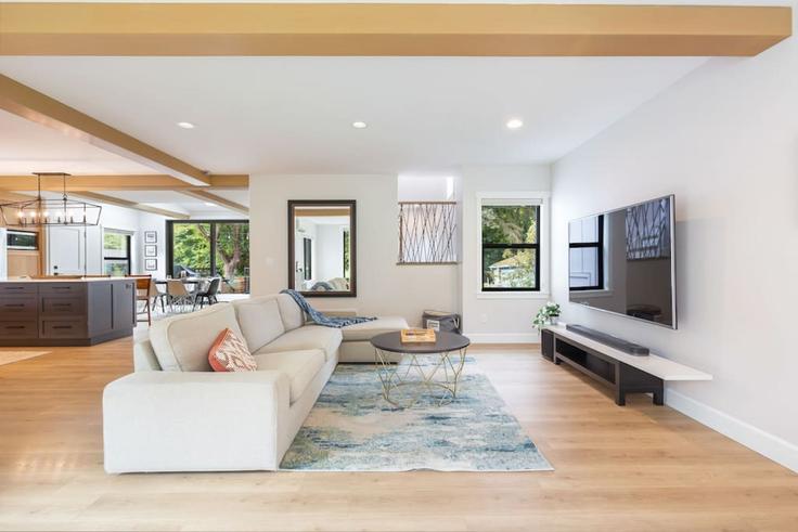 Sala de estar elegantemente projetada com móveis modernos em um apartamento no Building 51st Avenue Northeast - bookitrental-hostaway - 1231220 - SEA em Seattle, Seattle