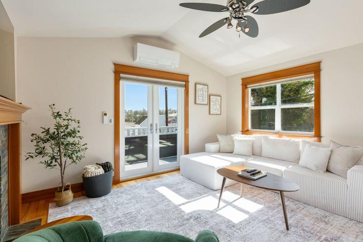 Sala de estar elegantemente projetada com móveis modernos em um apartamento no Building Southwest Hinds Street - bookitrental-hostaway - 1499147 em Seattle, Seattle