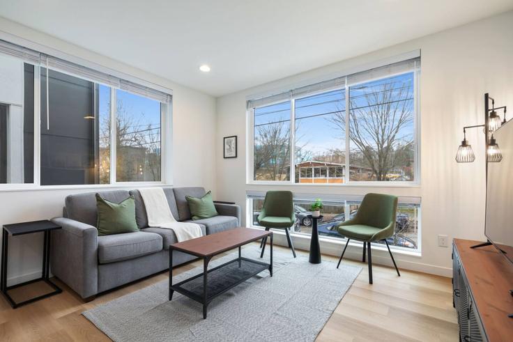 Elegant gestaltetes Wohnzimmer mit moderner Einrichtung in einer Wohnung im Building 43rd Avenue South - bookitrental-hostaway - 1507072 in Seattle, Seattle
