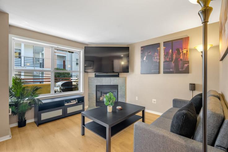 Seattle SeattleのBuilding North 35th Street - bookitrental-hostaway - 1520573のアパートメントにある、モダンな家具を備えたエレガントなデザインのリビングルーム Seattle SeattleのBuilding North 35th Street - bookitrental-hostaway - 1520573のアパートメントにある、モダンな家具を備えたエレガントなデザインのリビングルーム