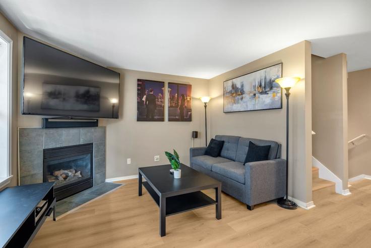 Elegant gestaltetes Wohnzimmer mit moderner Einrichtung in einer Wohnung im Building North 35th Street - bookitrental-hostaway - 1520573 in Seattle, Seattle