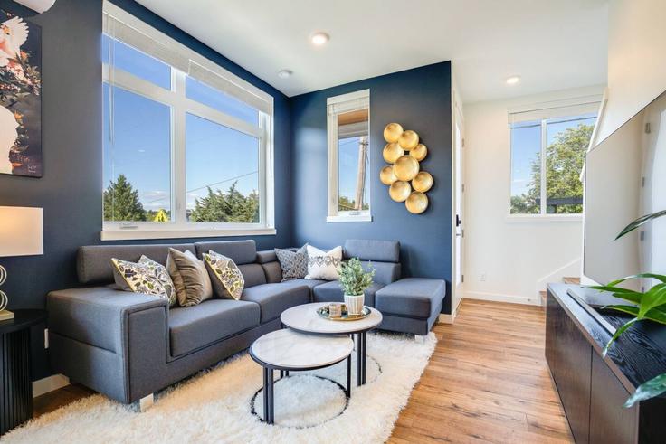Sala de estar elegantemente projetada com móveis modernos em um apartamento no Building 22nd Avenue South - bookitrental-hostaway - 1628837 em Seattle, Seattle