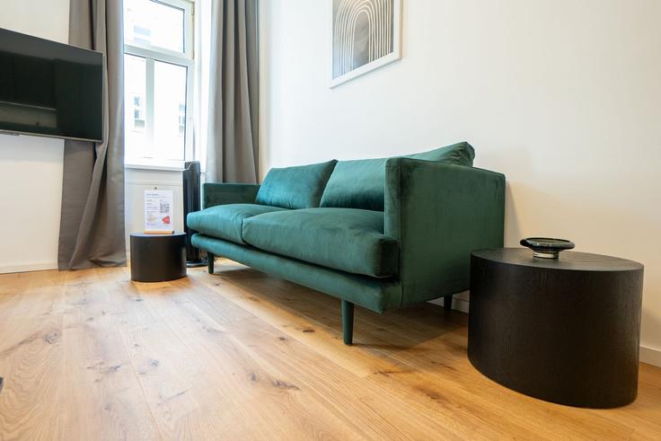 Elegante sala de estar con mobiliario moderno en un apartamento en Building Schallergasse 38 - bosu-gmbh - 1500351 en Vienna, Vienna Elegante sala de estar con mobiliario moderno en un apartamento en Building Schallergasse 38 - bosu-gmbh - 1500351 en Vienna, Vienna