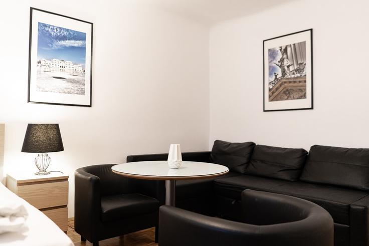 Building Sonnenfelsgasse 7 - bosu-gmbh - 1500239 adresindeki bir dairede modern mobilyalarla zarif bir şekilde tasarlanmış oturma odası Vienna, Vienna