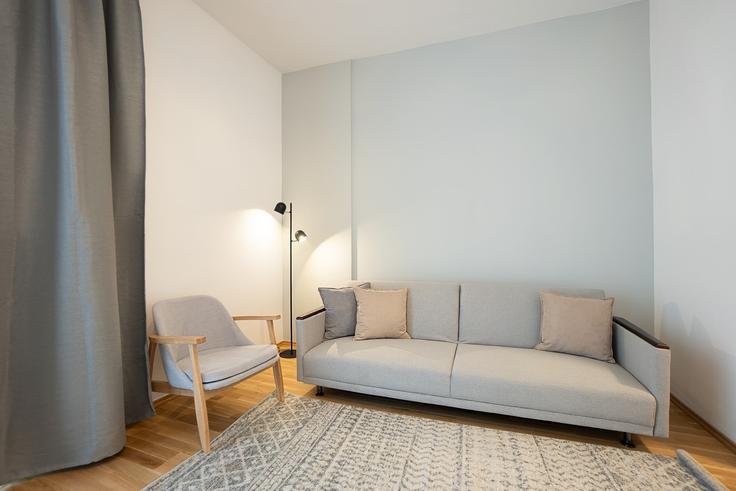 Sala de estar elegantemente projetada com móveis modernos em um apartamento no Building Kolonitzgasse - bosu-gmbh - 1500293 em Vienna, Vienna Sala de estar elegantemente projetada com móveis modernos em um apartamento no Building Kolonitzgasse - bosu-gmbh - 1500293 em Vienna, Vienna