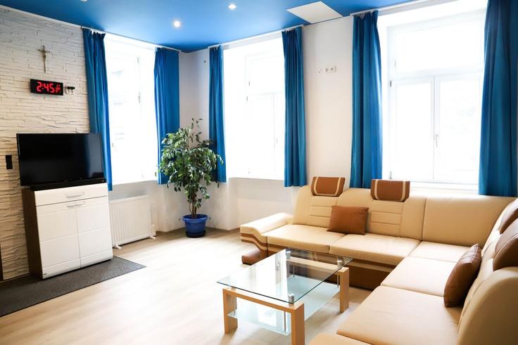 Vienna ViennaのBuilding Pelzgasse - bosu-gmbh - 1500275のアパートメントにある、モダンな家具を備えたエレガントなデザインのリビングルーム Vienna ViennaのBuilding Pelzgasse - bosu-gmbh - 1500275のアパートメントにある、モダンな家具を備えたエレガントなデザインのリビングルーム